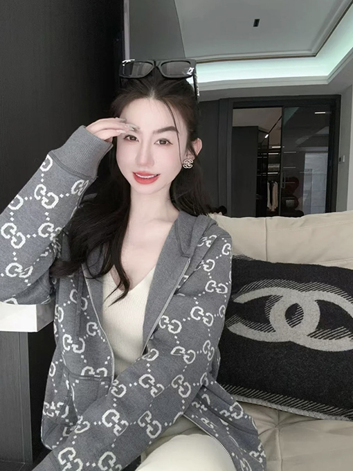 グッチ 新作の五芒星プリントフード付きニットセーター