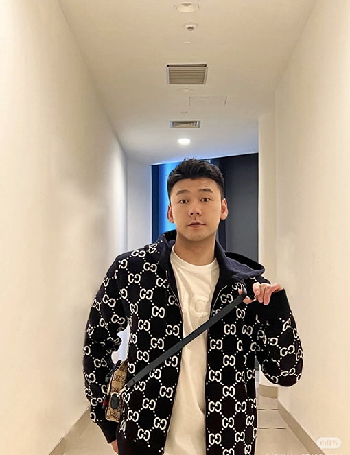 グッチ 新作の五芒星プリントフード付きニットセーター