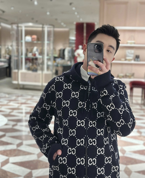 グッチ 新作の五芒星プリントフード付きニットセーター