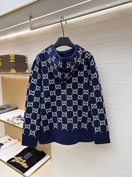 グッチ 新作の五芒星プリントフード付きニットセーター