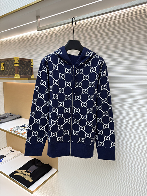 グッチ 新作の五芒星プリントフード付きニットセーター