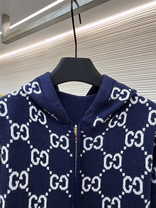 グッチ 新作の五芒星プリントフード付きニットセーター