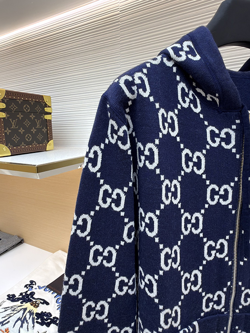 グッチ 新作の五芒星プリントフード付きニットセーター