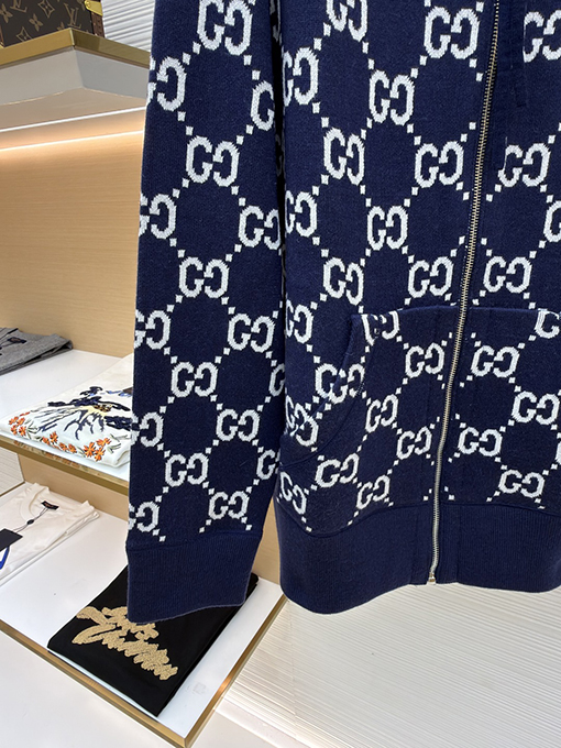 グッチ 新作の五芒星プリントフード付きニットセーター