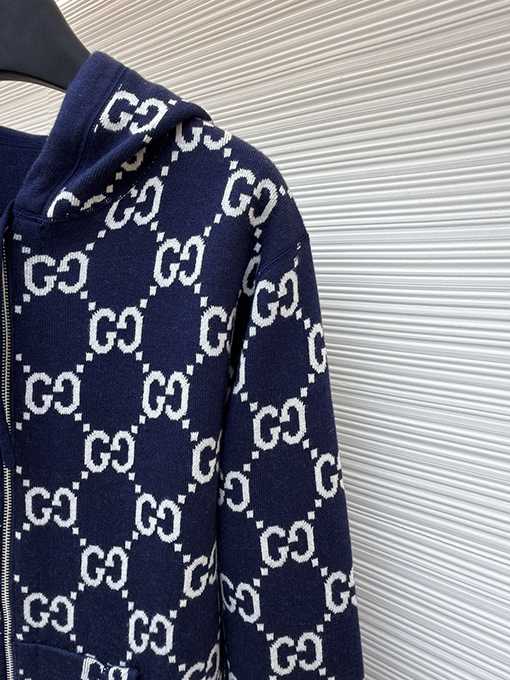 グッチ 新作の五芒星プリントフード付きニットセーター