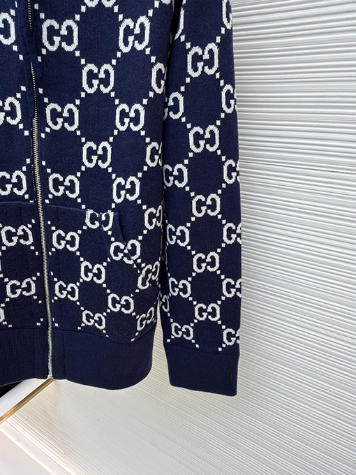 グッチ 新作の五芒星プリントフード付きニットセーター