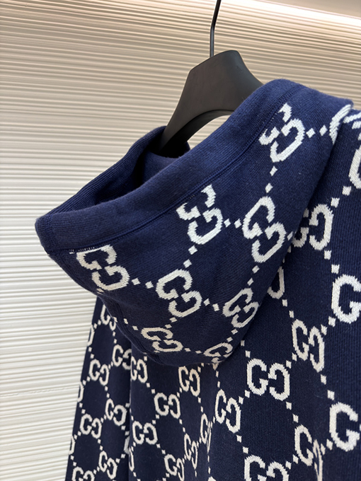 グッチ 新作の五芒星プリントフード付きニットセーター