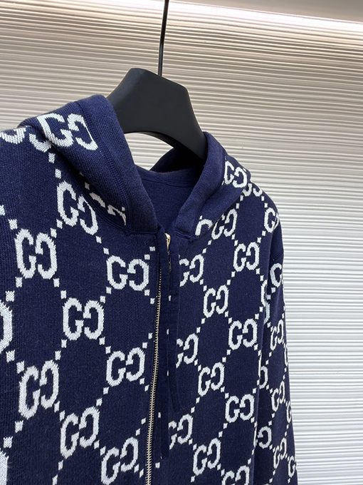 グッチ 新作の五芒星プリントフード付きニットセーター