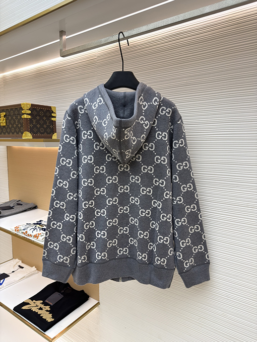 グッチ 新作の五芒星プリントフード付きニットセーター