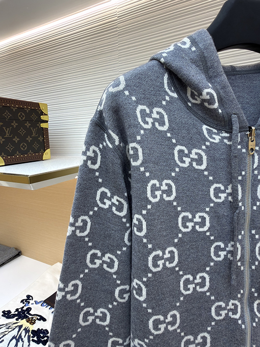 グッチ 新作の五芒星プリントフード付きニットセーター