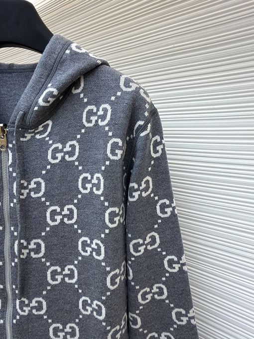 グッチ 新作の五芒星プリントフード付きニットセーター