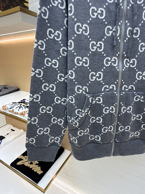 グッチ 新作の五芒星プリントフード付きニットセーター