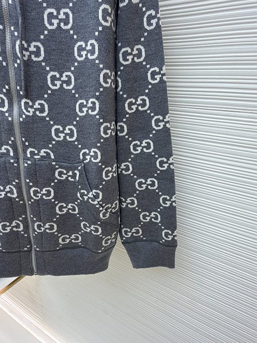 グッチ 新作の五芒星プリントフード付きニットセーター