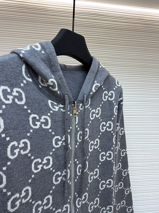 グッチ 新作の五芒星プリントフード付きニットセーター