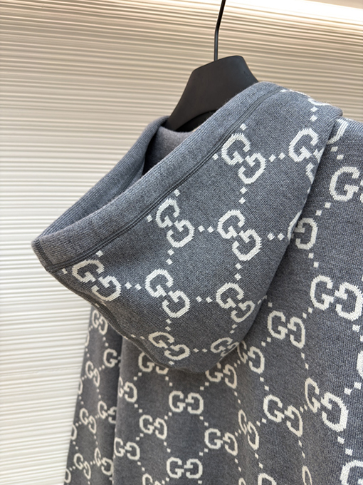 グッチ 新作の五芒星プリントフード付きニットセーター