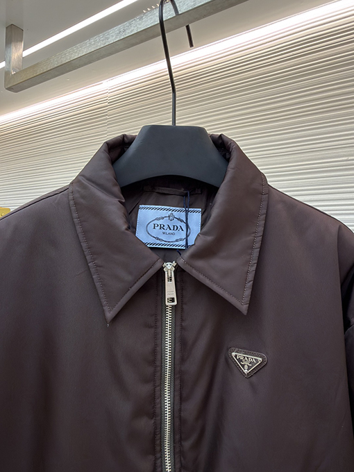 プラダスーパーコピー 三角ロゴツイル光感応コットンコート