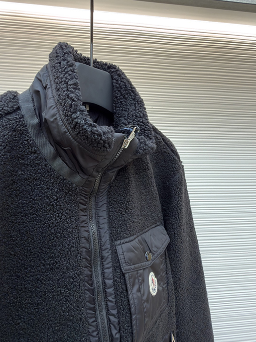 モンクレール ラムウールの刺繍コート