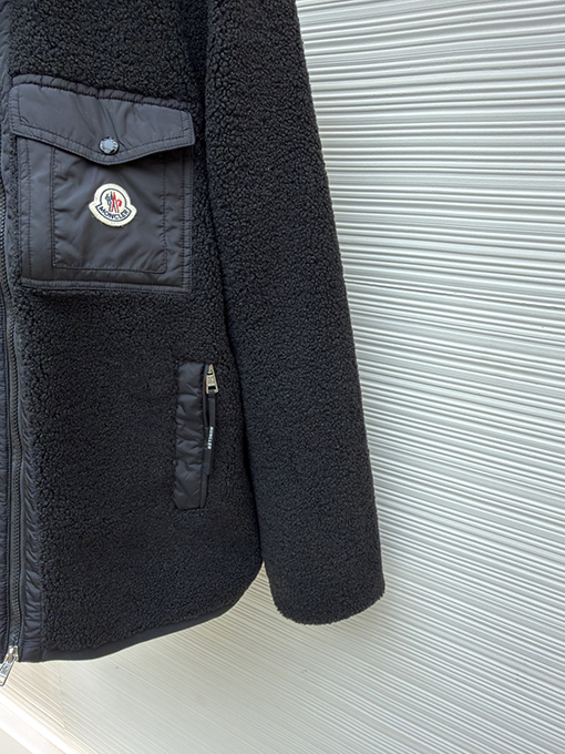 モンクレール ラムウールの刺繍コート