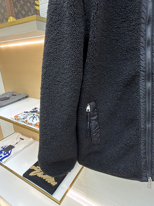 モンクレール ラムウールの刺繍コート