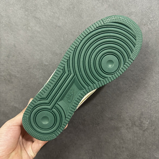 Nike Air Force 1'07 Low × Gucci ローカットのカジュアルスニーカー