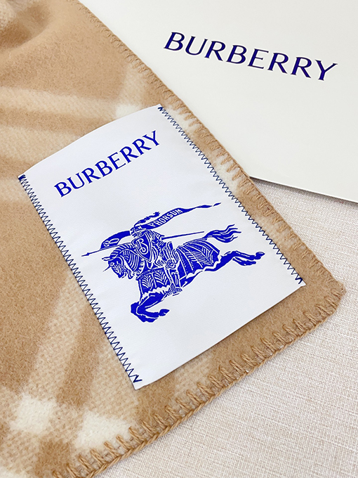 バーバリー カシミアとウールの混紡スカーフ