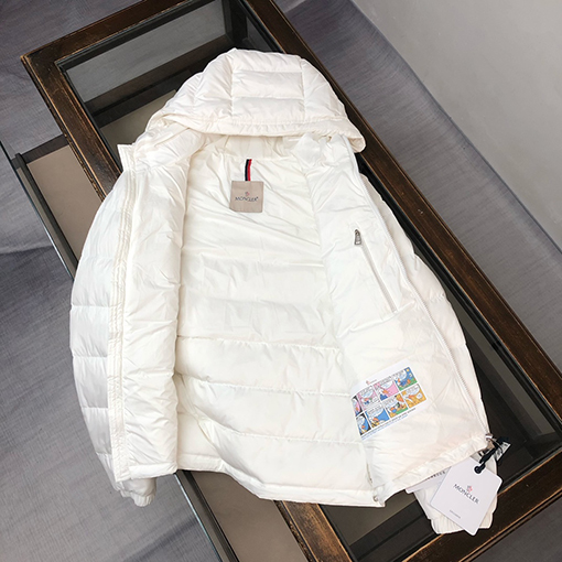 モンクレール Laverae フード付きショートダウンジャケット