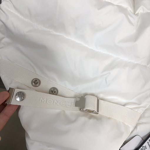 モンクレール Laverae フード付きショートダウンジャケット