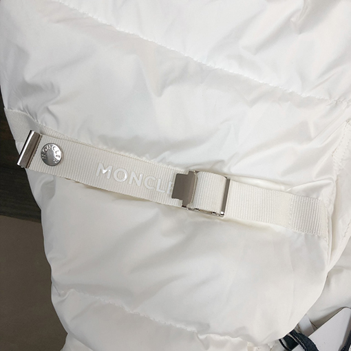 モンクレール Laverae フード付きショートダウンジャケット