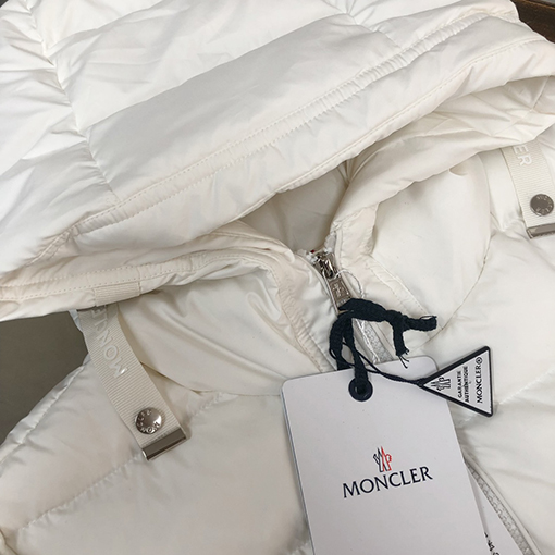 モンクレール Laverae フード付きショートダウンジャケット