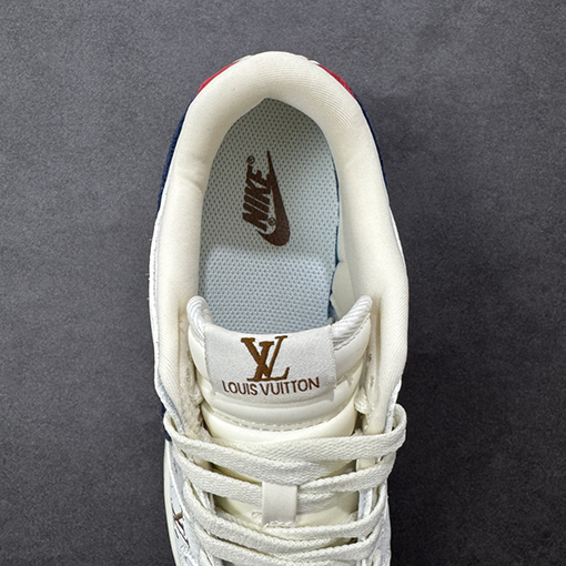 Nike SB Dunk Low × LV コラボレーションホワイトブラウンダークブルーのスウッシュプリントスニーカー