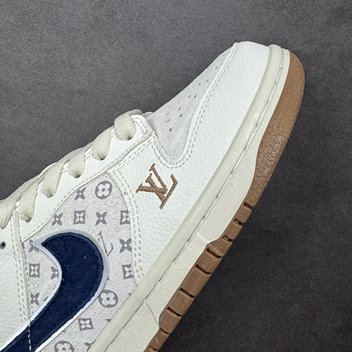 Nike SB Dunk Low × LV コラボレーションホワイトブラウンダークブルーのスウッシュプリントスニーカー