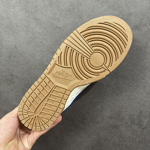 Nike SB Dunk Low × LV コラボレーションホワイトブラウンダークブルーのスウッシュプリントスニーカー