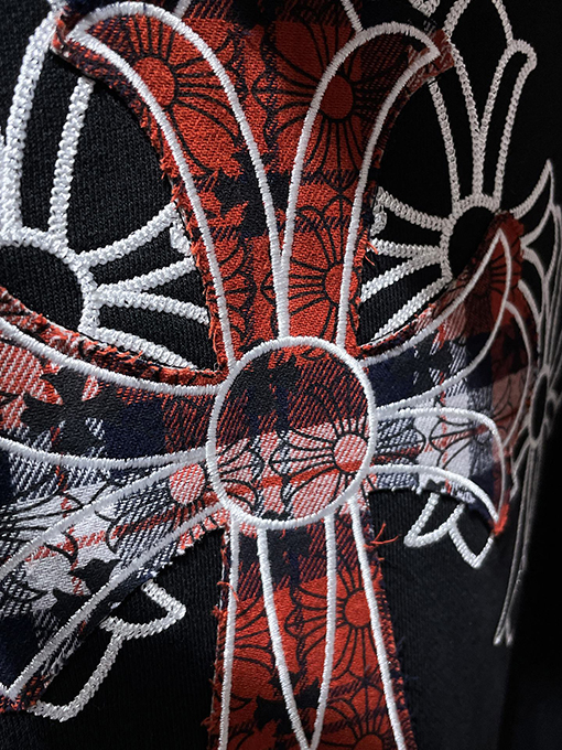 クロムハーツ クロス柄のハンドメイドアップリケ刺繍スタッズパーカー