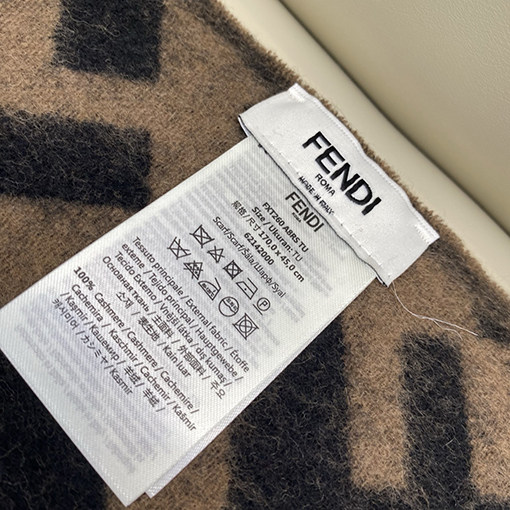 フェンディ ブラウンのカシミアモノグラムスカーフ