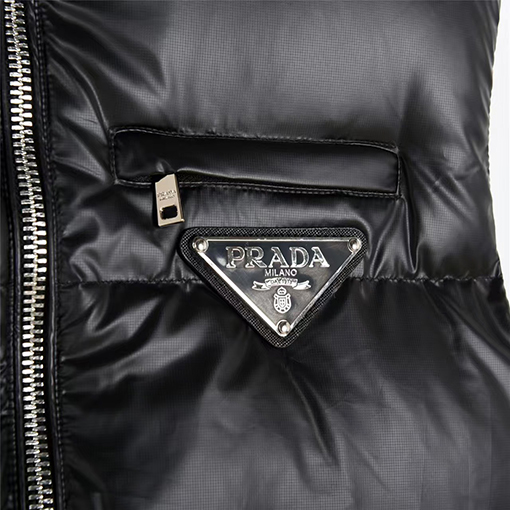 プラダ 胸にロゴが入ったベストセラーのカップルダウンベスト