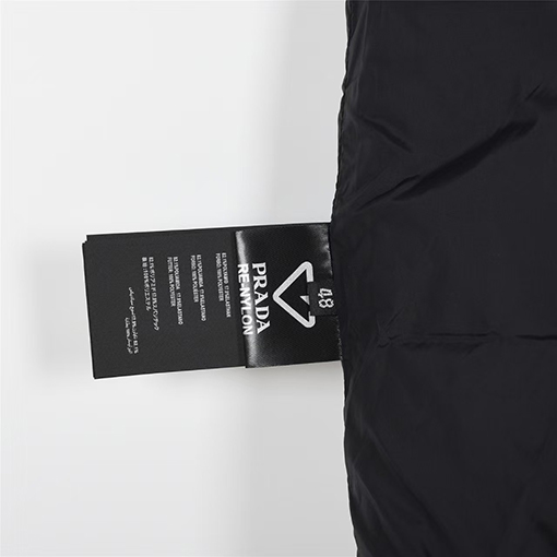 プラダ 胸にロゴが入ったベストセラーのカップルダウンベスト