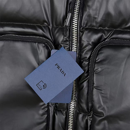 プラダ 胸にロゴが入ったベストセラーのカップルダウンベスト