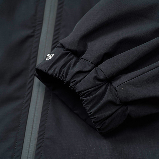 プラダ テープシール付き小三角形ダウンジャケット