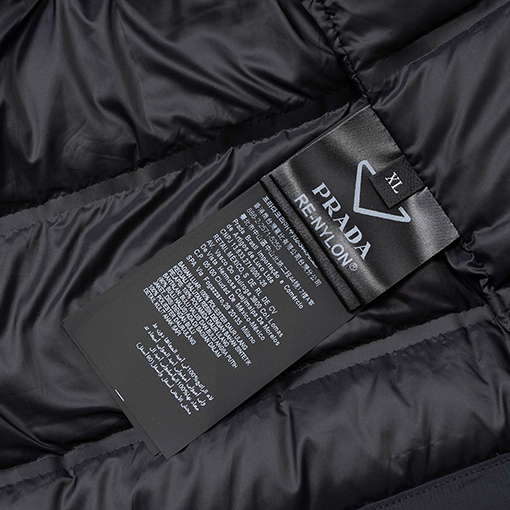プラダ テープシール付き小三角形ダウンジャケット