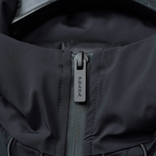 プラダ テープシール付き小三角形ダウンジャケット