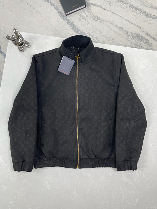 ルイヴィトンスーパーコピー 全面にロゴプリントと小型飛機のデザインたレザージャケット
