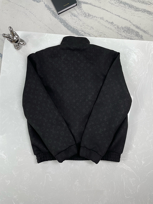 ルイヴィトンスーパーコピー 全面にロゴプリントと小型飛機のデザインたレザージャケット