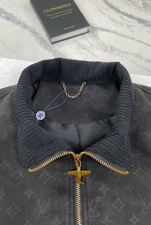 ルイヴィトンスーパーコピー 全面にロゴプリントと小型飛機のデザインたレザージャケット