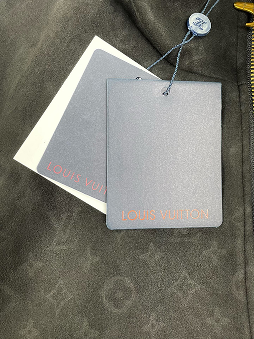 ルイヴィトンスーパーコピー 全面にロゴプリントと小型飛機のデザインたレザージャケット