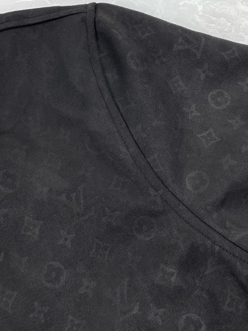 ルイヴィトンスーパーコピー 全面にロゴプリントと小型飛機のデザインたレザージャケット