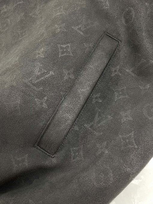 ルイヴィトンスーパーコピー 全面にロゴプリントと小型飛機のデザインたレザージャケット