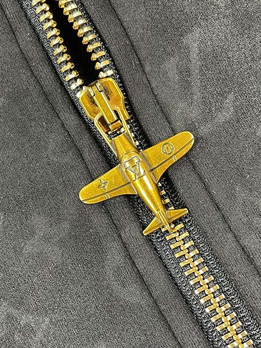 ルイヴィトンスーパーコピー 全面にロゴプリントと小型飛機のデザインたレザージャケット