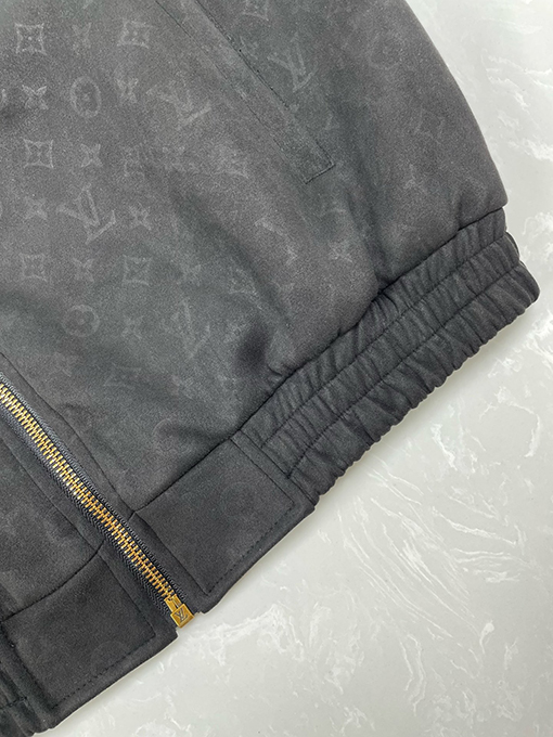 ルイヴィトンスーパーコピー 全面にロゴプリントと小型飛機のデザインたレザージャケット