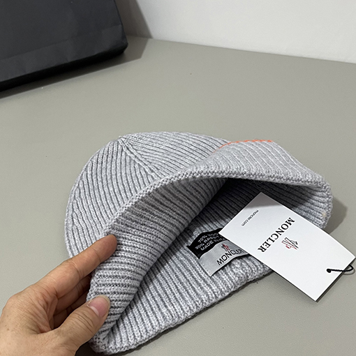 モンクレール 公式サイトと同じスタイル厚のニット帽
