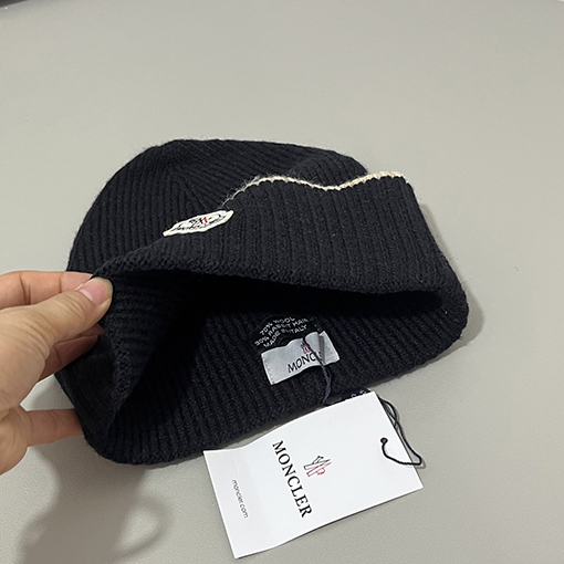 モンクレール 公式サイトと同じスタイル厚のニット帽